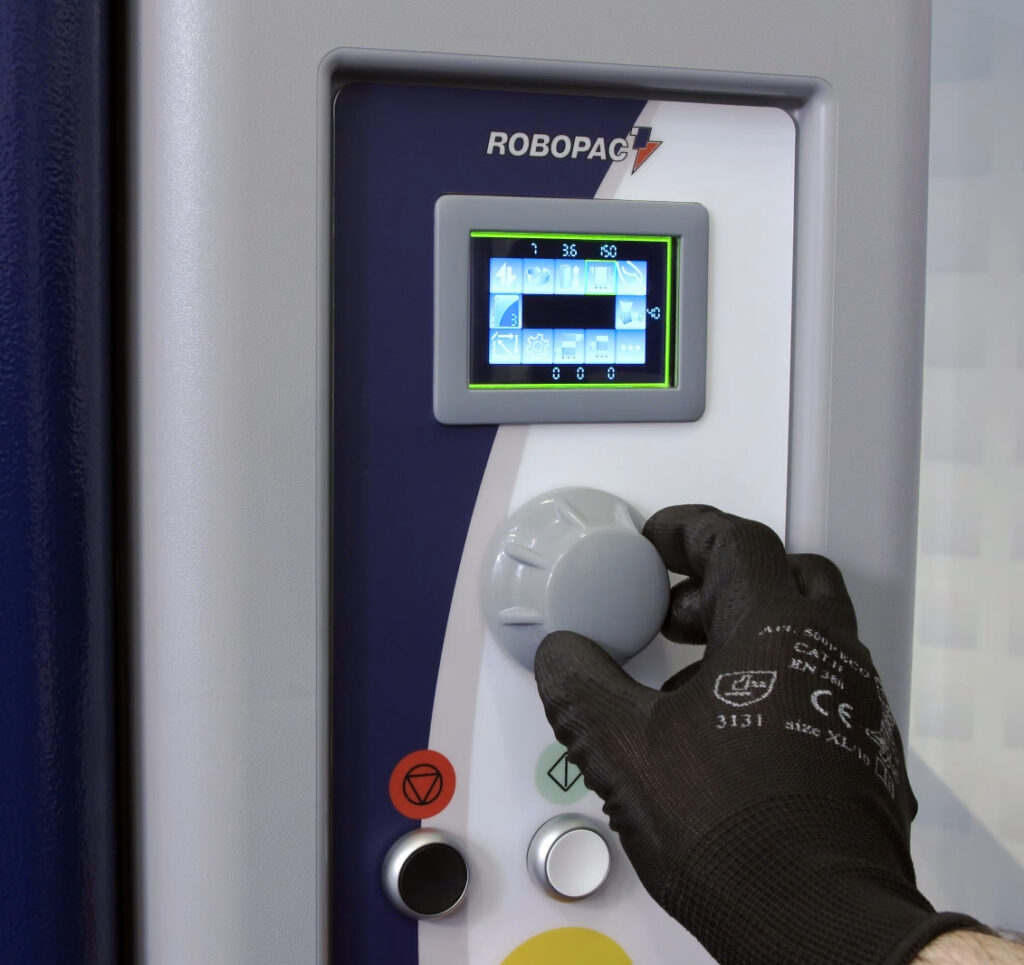 Hand turning dial at control panel on Masterwrap HD Plus XL